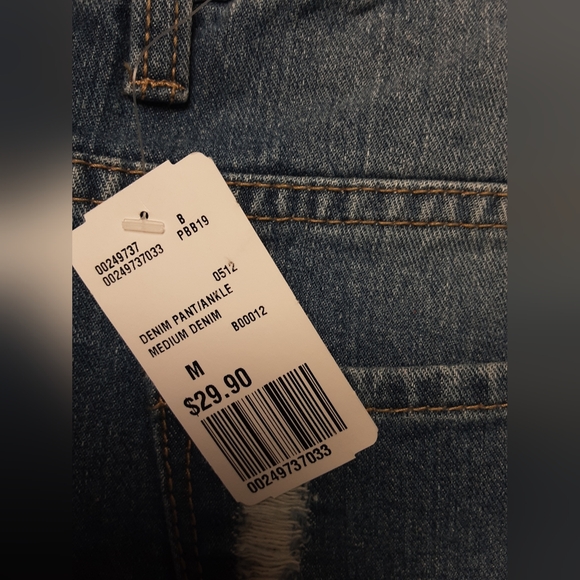 Forever 21 Cropped Frayed Ankle Jeans NWT - Picture 5 of 6